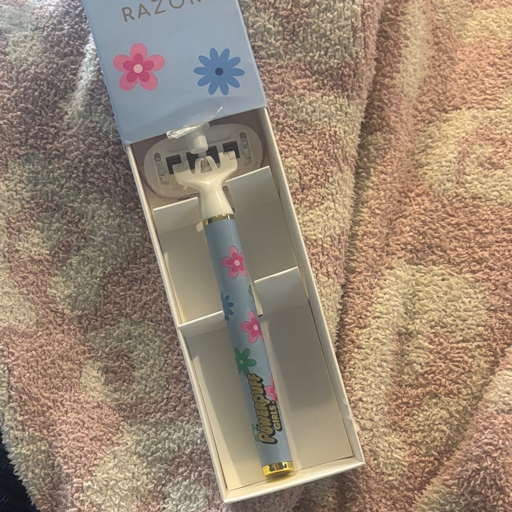 TRULY Floral Design Razor - Picture 2 of 2